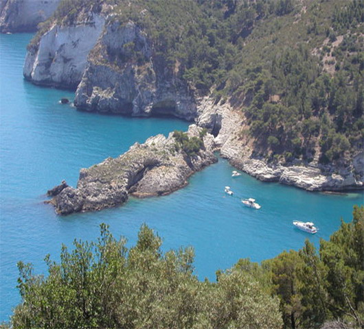 Un tratto di spiaggia rocciosa e frastagliata di Vieste