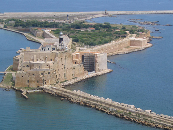 Il Castello Alfonsino o di Mare sull’isola di Sant’Andrea